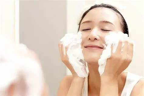 Vậy Nếu Không Trang Điểm Có Cần Dùng Sữa Rửa Mặt Không?