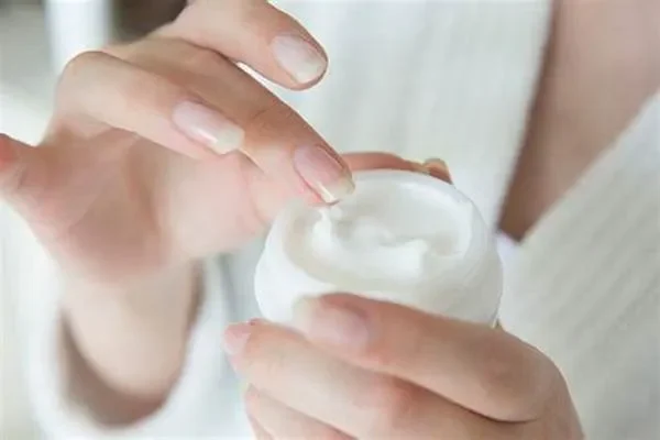 Tại Sao Nên Dùng Kem Dưỡng Có SPF Vào Ban Ngày?